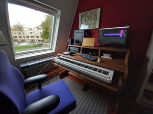 LUNA : bureau de studio de musicien récupéré/poste de travail à 3 niveaux avec support de moniteur, plateau de clavier et espaces pour l'électronique